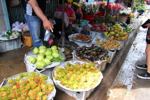Fresh fruits and vegetables in a Vietnamese market