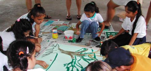 Photo Children painting nature scenes